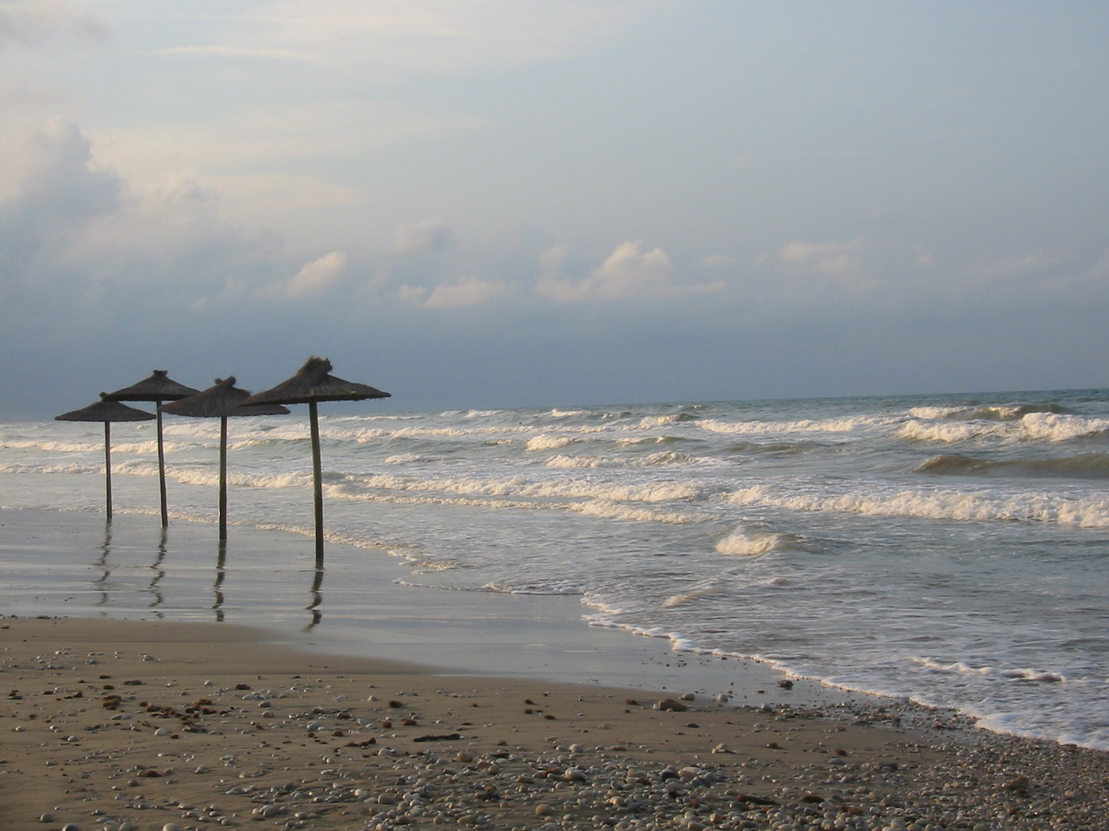 Vierlinge allein am Strand...